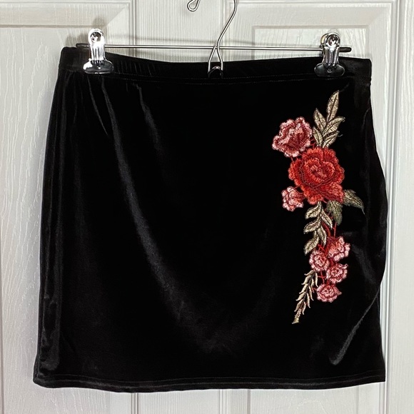๐ผ Boohoo floral embroidery velvet skirt - Picture 1 of 4